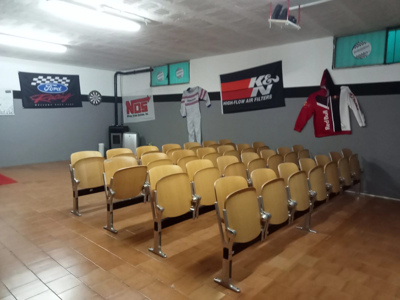 Aula corsi Legend Team con banchi per piloti e navigatori