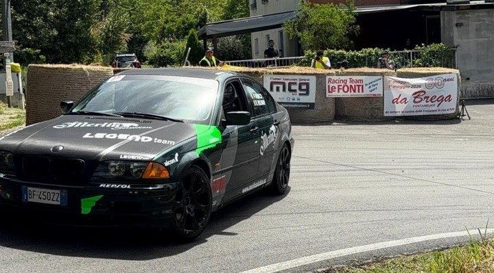BMW Legend Team in gara tra le balle di paglia con gli sponsor MCG e Le Fonti