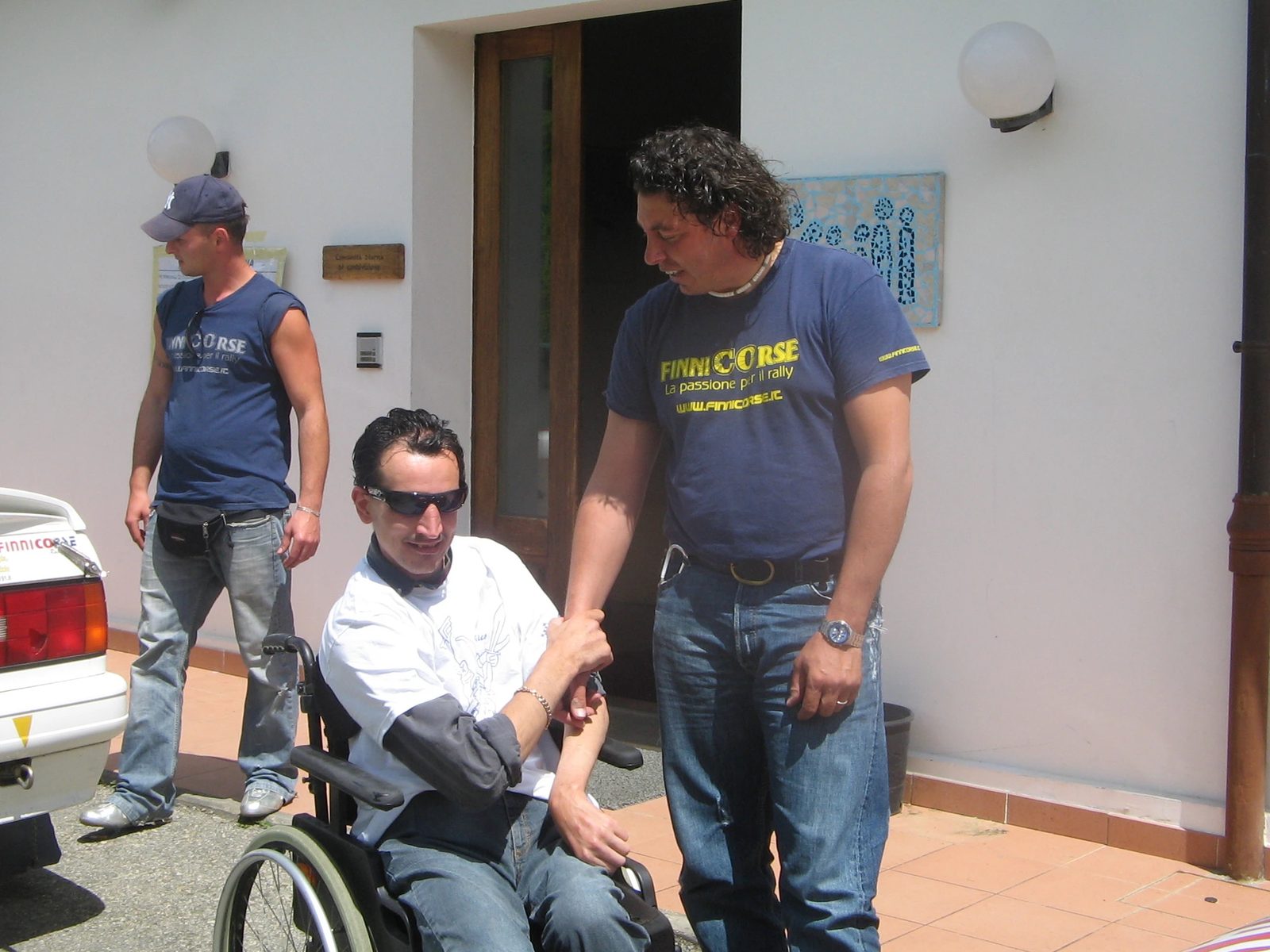 Finnico Corse — la squadra davanti alla sede della Comunità Papa Giovanni XXIII