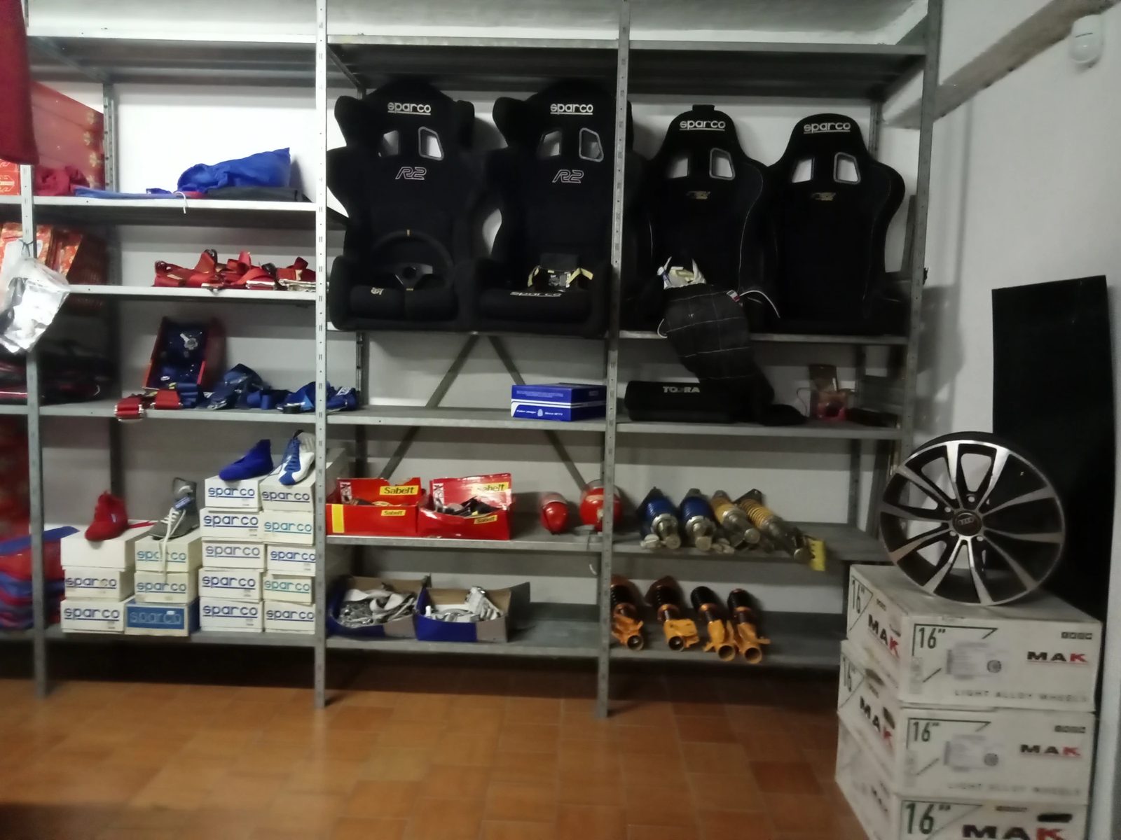 Legend Store: sedili Sparco, cinture, scarpe e componenti racing