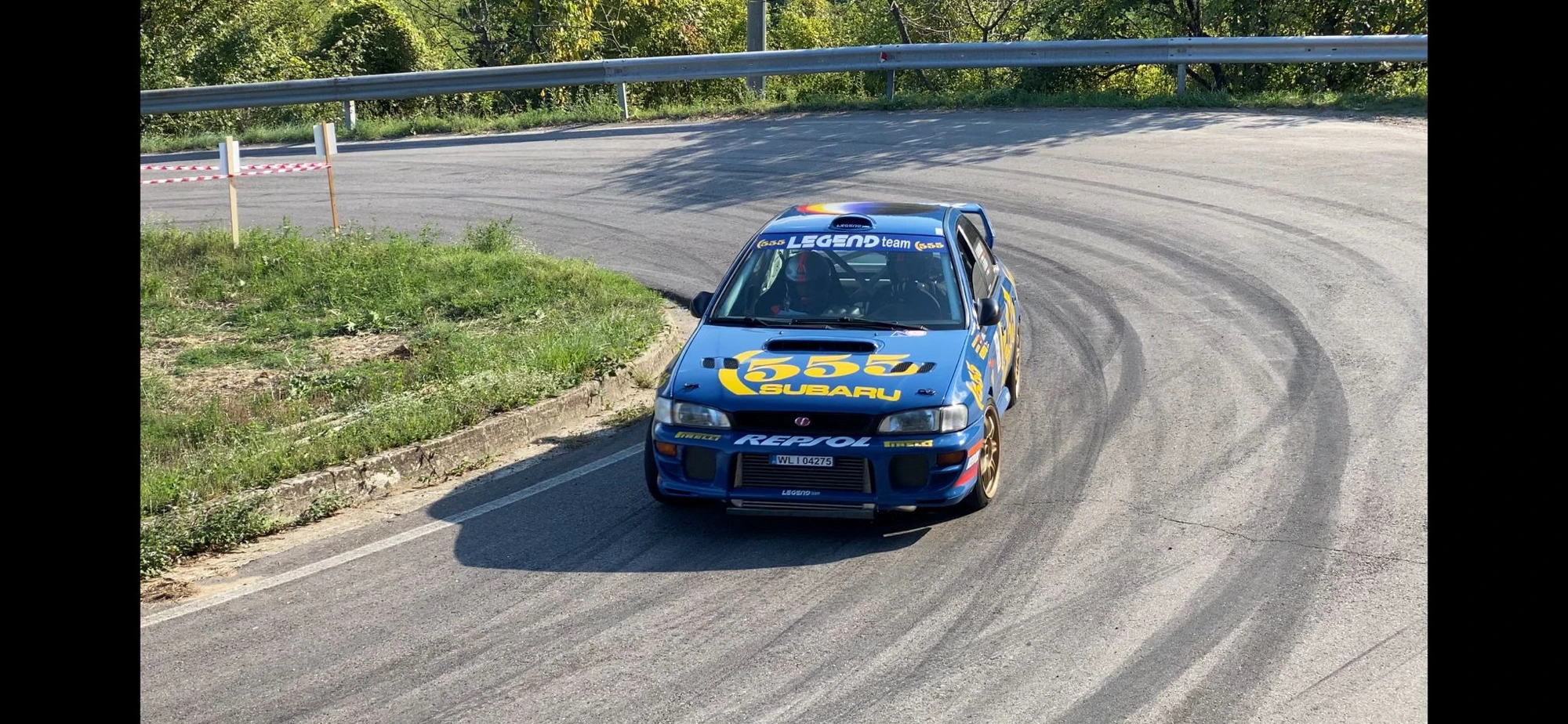 Subaru Impreza 555 della Legend Team in traversa durante una prova speciale